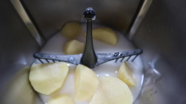 pure-de-patatas-thermomix-juani Echar los ingredientes en vaso las patatas y la leche y programamos para cocerlas.