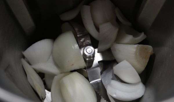 Troceamos en el vaso la cebolla para la salsa
