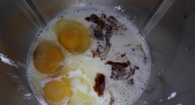 Echar los ingredientes para hacer la crema pastelera en el vaso