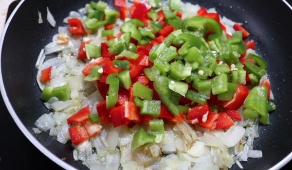 Echamos los pimiento verde y rojo