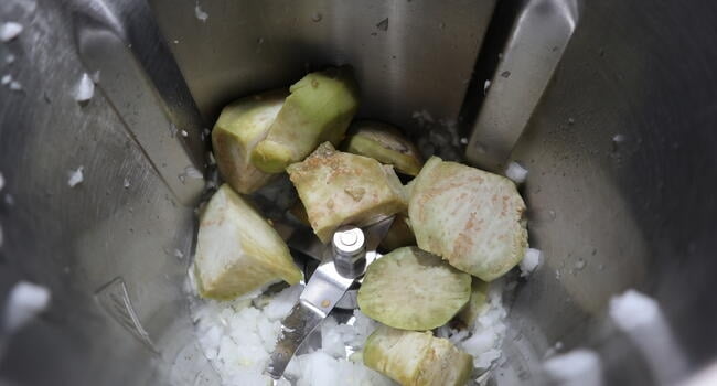 Troceamos las berenjenas junto a los ajos y la cebolla