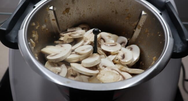 Cocinamos todos los ingredientes y evaporamos el alcohol 