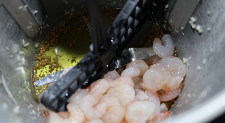 Ponemos la mariposa y echamos las gambas para cocinarlas