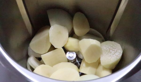 Las patas en el vaso para picar