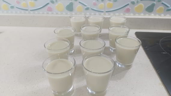 Echamos la mezcla en los vasitos y los metemos a enfriar