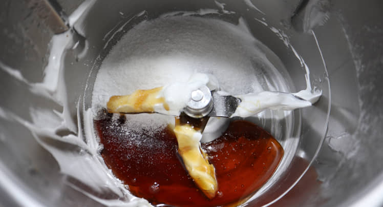 Mezclamos los ingredientes para la masa