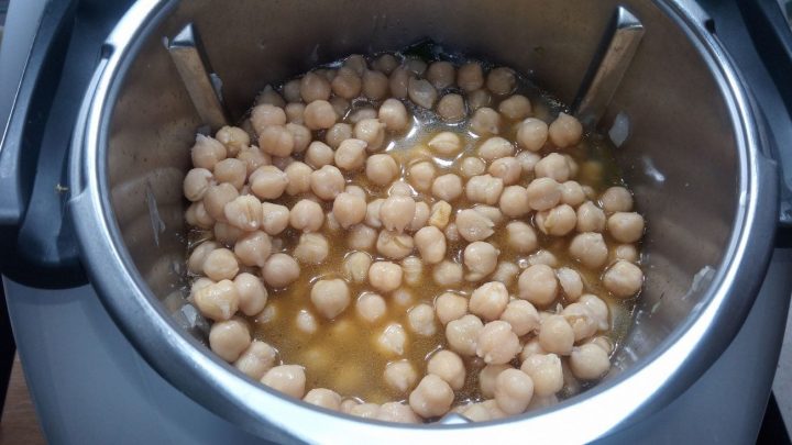 Echamos los garbanzos y cocemos todo junto