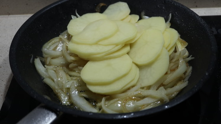 Pochar la cebolla y las patatas