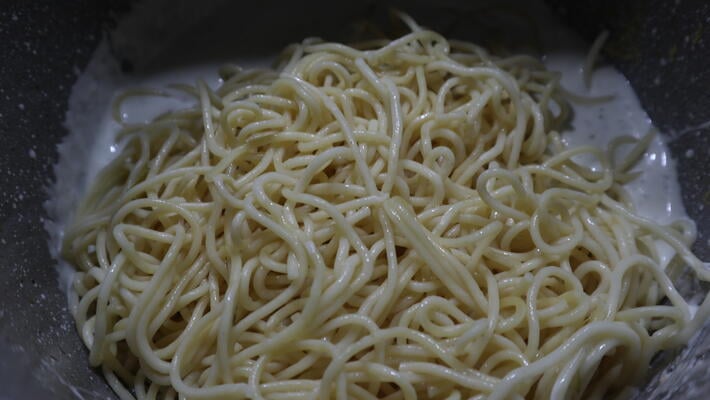 Hacer la salsa del queso azul para mezclar con los espaguetis cocidos