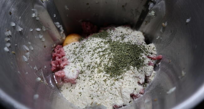 Echamos todos los ingredientes incluido la carne picada y mezclamos