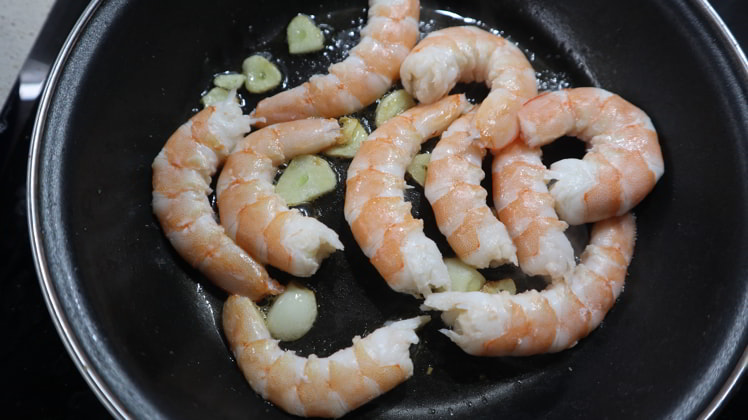 rehogado langostinos ajo sarten