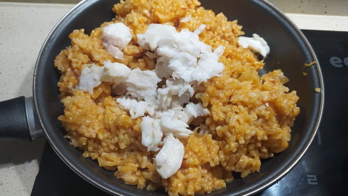 Ponemos el arroz en una satén con arroz y pescado