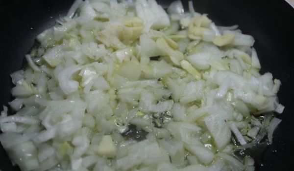 Echamos la cebolla y rehogamos