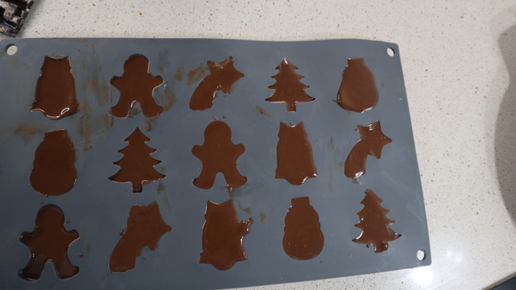 rellenando-moldes-bombones-mambo rellenando moldes bombones mambo