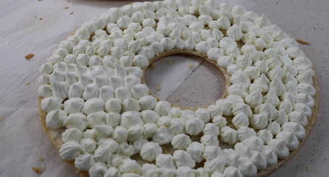 Abrimos el roscón por la mitad y lo rellenamos con la nata montada