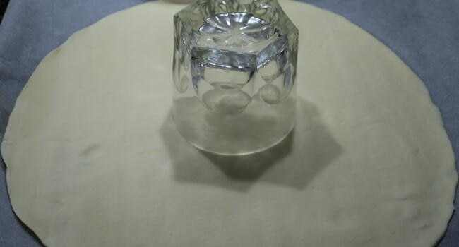 Con un vaso le hacemos el hueco del medio del roscón