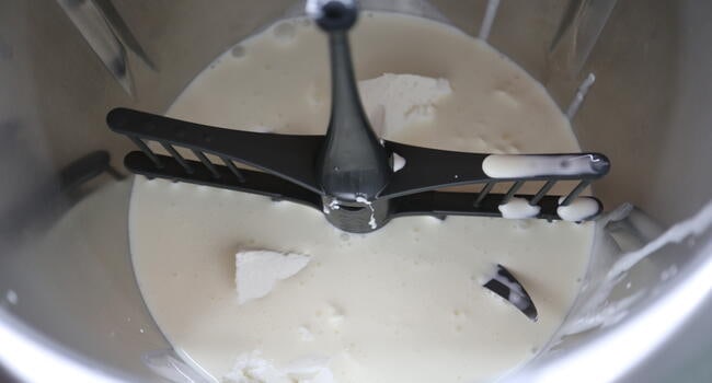 Echamos los ingredientes para montar la nata en la Thermomix