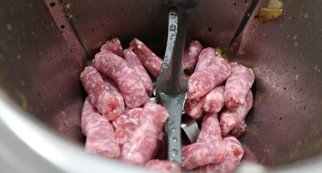 Echamos las salchichas frescas y rehogamos