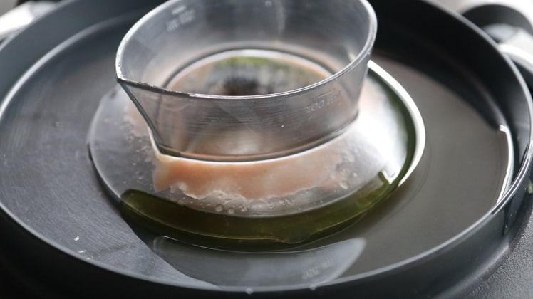 Ponemos el aceite y lo mezclamos