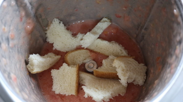 Ponemos el pan y el vinagre y mezclamos