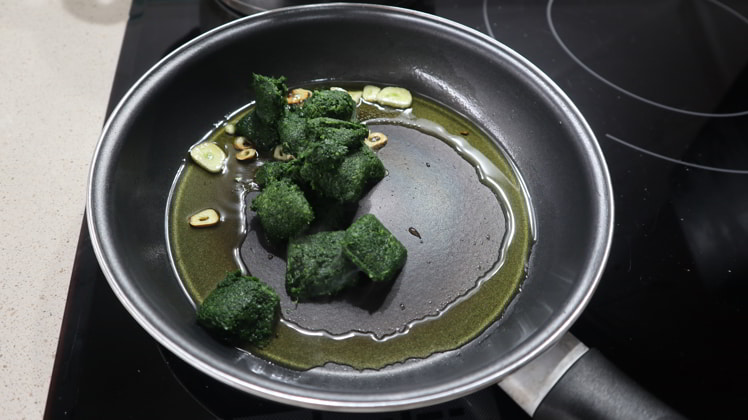 saltear espinacas ajo sarten