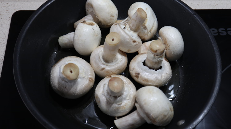 saltear los champiñones en la sarten