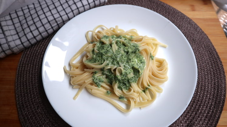 servir pasta con salsa espinacas