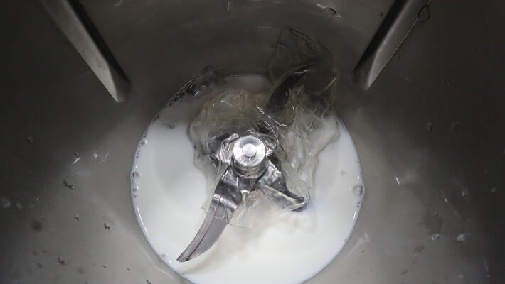 Echamos la leche y la gelatina para mezclarla