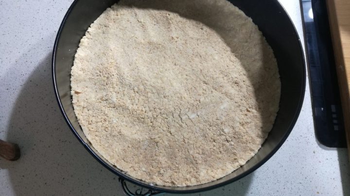 Hacer la base de la tarta con la galletas