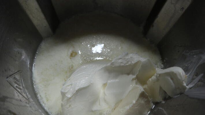Echamos el queso para hacer la tarta
