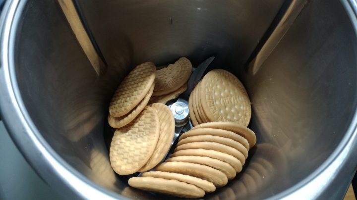 Triturar las galletas para hacer la base