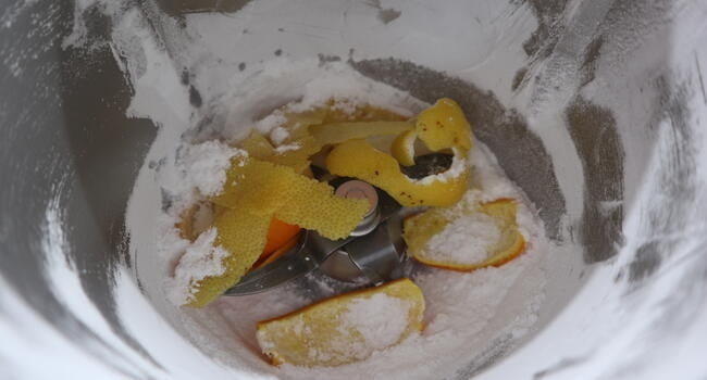 Ahora echamos los ingredientes para hacer la masa