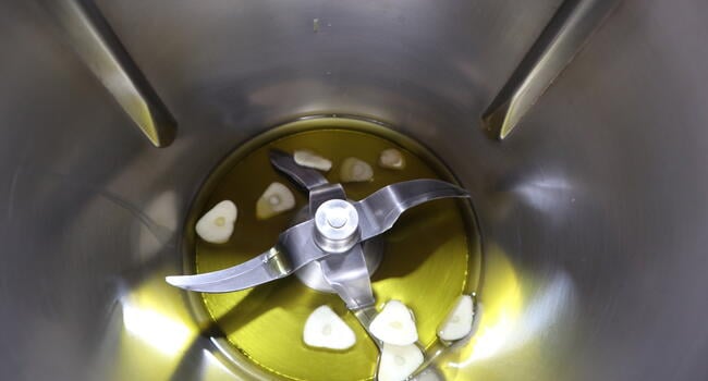 Echar los ajos y el aceite y sofreír