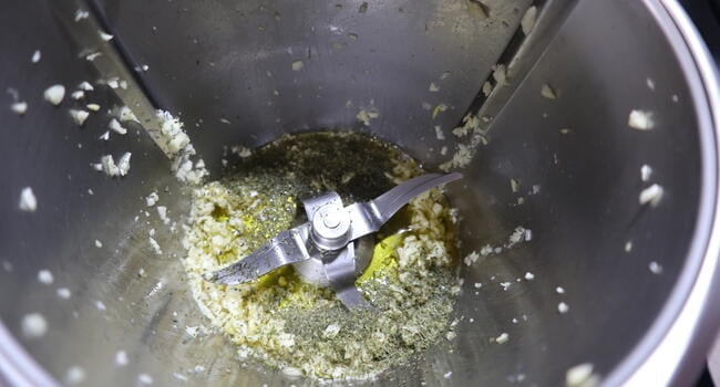 Poner los ajos picados junto al aceite