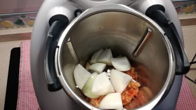 Triturar la verdura para la paella