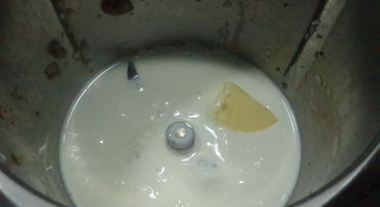 Ponemos la mantequilla y la nata para calentar