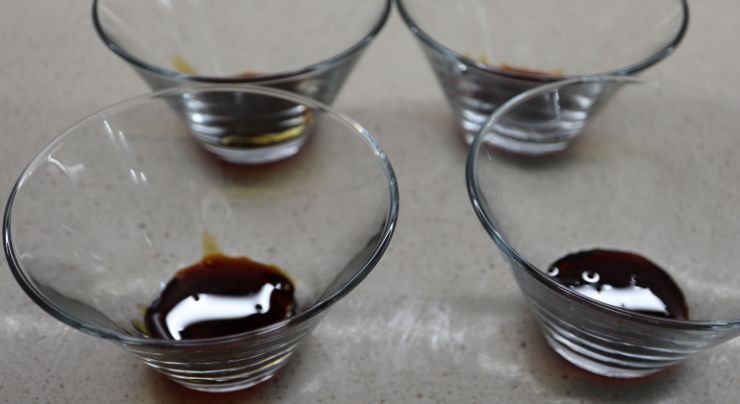 Echar caramelos en el fondo de los vasos