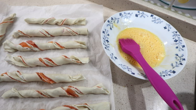 tiras-hojaldre-enrolladas-pintadas-huevo tiras hojaldre enrolladas pintadas huevo