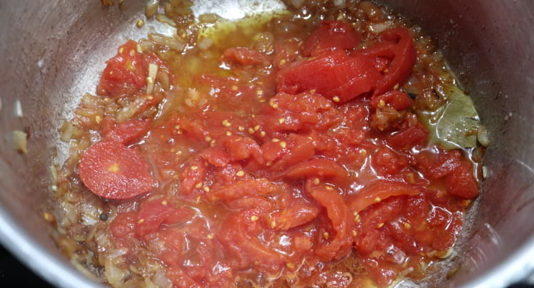Añadimos el tomate al sofrito