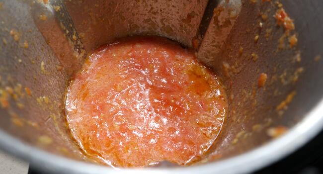 Echamos el tomate y lo cocinamos