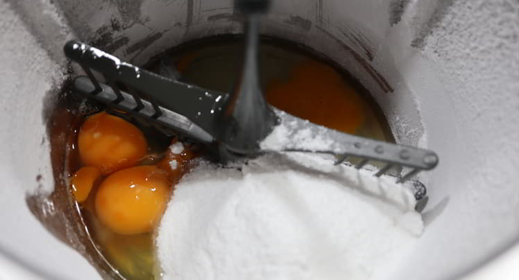 poner la mariposa en nuestro vaso y añadimos los huevos, el azúcar y programamos 5 minutos, temperatura 37 grados a velocidad 3 y medio.