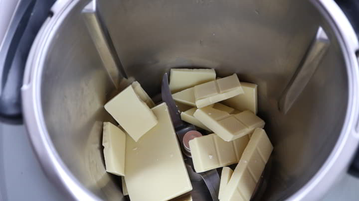 Ponemos el chocolate blanco para triturar