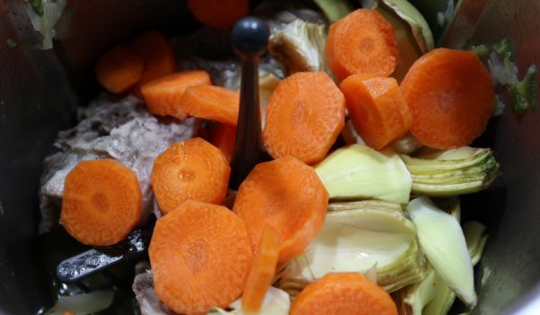 Ponemos las verduras y la rehogamos todas en la jarra